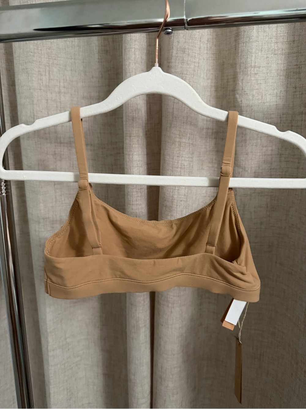 SKIMS Seamless fits everybody Scoop Bralette — Sandstone Tan - Picture 4 of 5